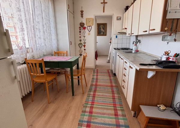 PONÚKAME NA PREDAJ 4 IZBOVÝ, VÝBORNE RIEŠENÝ  BYT NA ul. LADISLAVA DÉRERA - KRAMÁRE, 3 LOGGIE, BEZBARIÉROVÝ PRÍSTUP