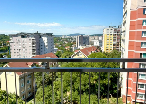 PONÚKAME NA PREDAJ 4 IZBOVÝ, VÝBORNE RIEŠENÝ  BYT NA ul. LADISLAVA DÉRERA - KRAMÁRE, 3 LOGGIE, BEZBARIÉROVÝ PRÍSTUP