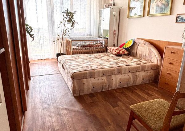 PONÚKAME NA PREDAJ 4 IZBOVÝ, VÝBORNE RIEŠENÝ  BYT NA ul. LADISLAVA DÉRERA - KRAMÁRE, 3 LOGGIE, BEZBARIÉROVÝ PRÍSTUP