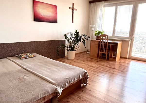 PONÚKAME NA PREDAJ 4 IZBOVÝ, VÝBORNE RIEŠENÝ  BYT NA ul. LADISLAVA DÉRERA - KRAMÁRE, 3 LOGGIE, BEZBARIÉROVÝ PRÍSTUP