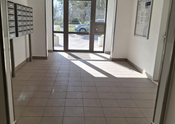 PONÚKAME NA PREDAJ 4 IZBOVÝ, VÝBORNE RIEŠENÝ  BYT NA ul. LADISLAVA DÉRERA - KRAMÁRE, 3 LOGGIE, BEZBARIÉROVÝ PRÍSTUP