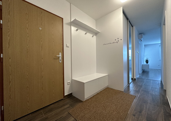 ARETÉ REAL - PREDAJ NÁDHERNÉHO BYTU S DVOMA PARKOVACÍMI MIESTAMI, SLOVENSKÝ GROB, PRI JAZERE