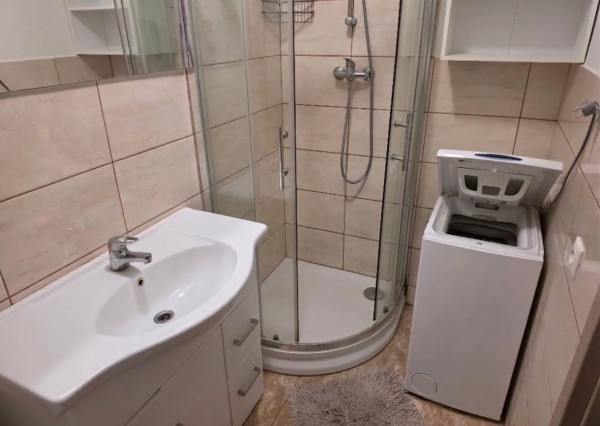 Bývajte v 1,5 izb. byte na Záhradnej ulici+kobka, centrum PK