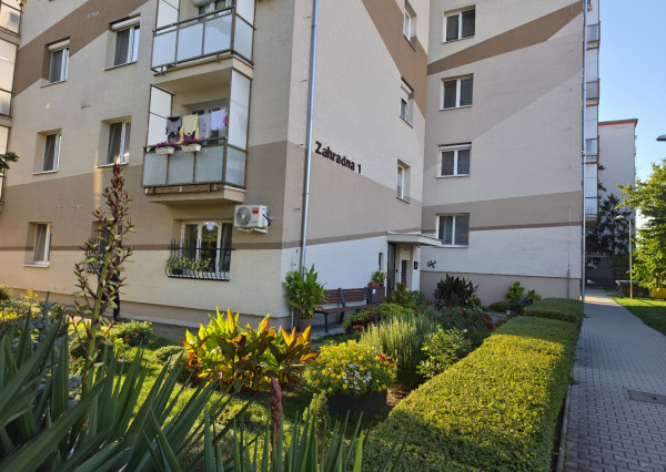 Bývajte v 1,5 izb. byte na Záhradnej ulici+kobka, centrum PK