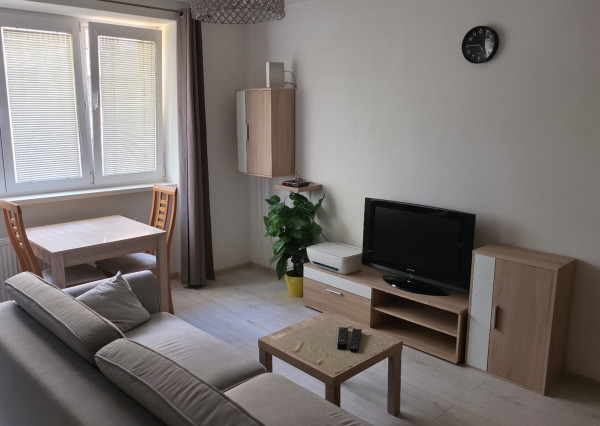Bývajte v 1,5 izb. byte na Záhradnej ulici+kobka, centrum PK