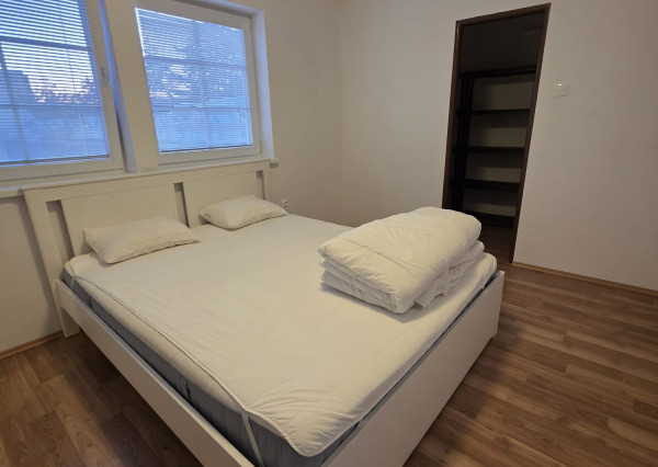 Areté real- Prenájom 2-izbového bytu s parkovacím miestom v centre Pezinka