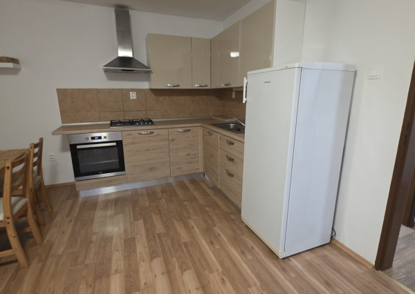 Areté real- Prenájom 2-izbového bytu s parkovacím miestom v centre Pezinka