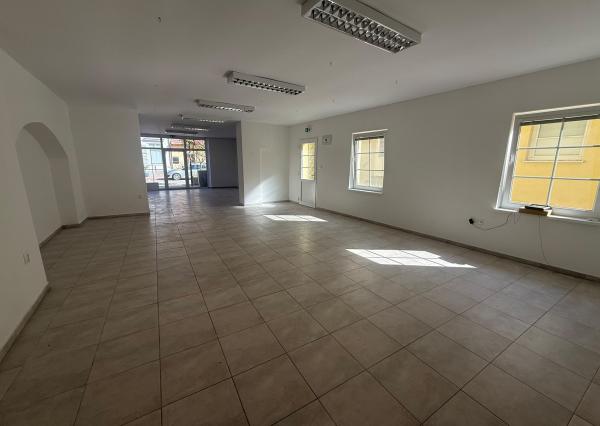 Areté real, Prenájom 87,2 m2 obchodného priestoru s parkovacím miestom v priamom centre mesta Pezinok