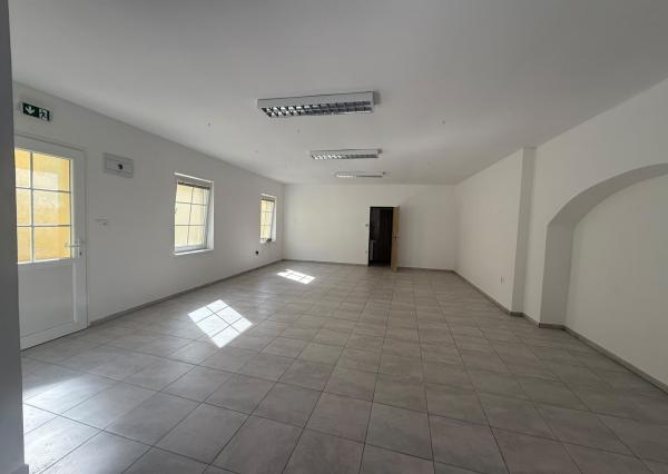 Areté real, Prenájom 87,2 m2 obchodného priestoru s parkovacím miestom v priamom centre mesta Pezinok