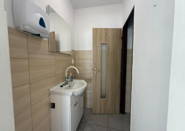 Areté real, Prenájom 87,2 m2 obchodného priestoru s parkovacím miestom v priamom centre mesta Pezinok