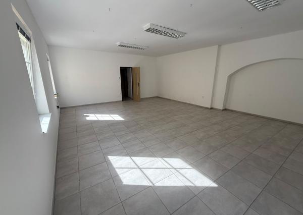 Areté real, Prenájom 87,2 m2 obchodného priestoru s parkovacím miestom v priamom centre mesta Pezinok