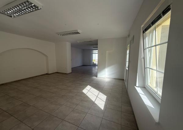 Areté real, Prenájom 87,2 m2 obchodného priestoru s parkovacím miestom v priamom centre mesta Pezinok