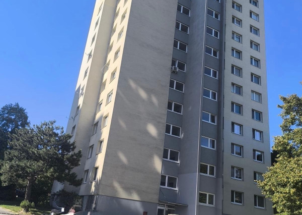 Areté real - Vám ponúka na predaj 3-izbový byt so zasklenou lodžiou a pekným výhľadom na okolitú zeleň