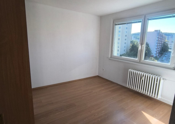 Areté real - Vám ponúka na predaj 3-izbový byt so zasklenou lodžiou a pekným výhľadom na okolitú zeleň