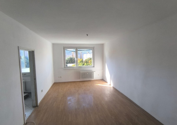 Areté real - Vám ponúka na predaj 3-izbový byt so zasklenou lodžiou a pekným výhľadom na okolitú zeleň