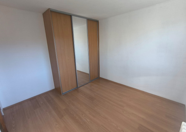 Areté real - Vám ponúka na predaj 3-izbový byt so zasklenou lodžiou a pekným výhľadom na okolitú zeleň