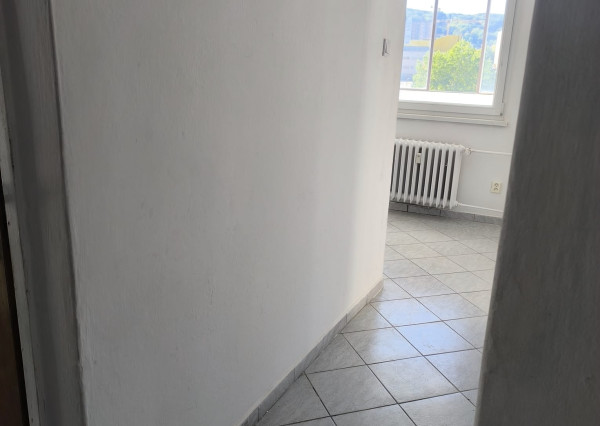 Areté real - Vám ponúka na predaj 3-izbový byt so zasklenou lodžiou a pekným výhľadom na okolitú zeleň