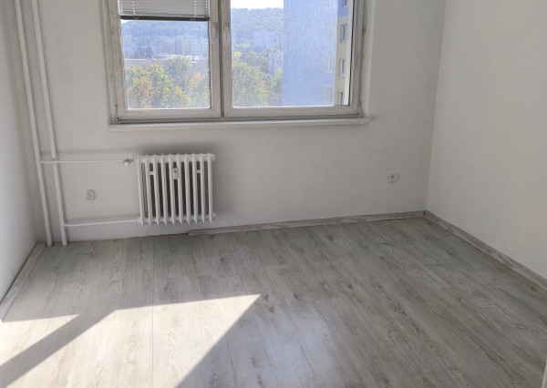 Areté real - Vám ponúka na predaj 3-izbový byt so zasklenou lodžiou a pekným výhľadom na okolitú zeleň