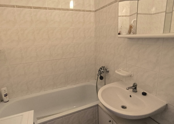 Areté real - Vám ponúka na predaj 3-izbový byt so zasklenou lodžiou a pekným výhľadom na okolitú zeleň