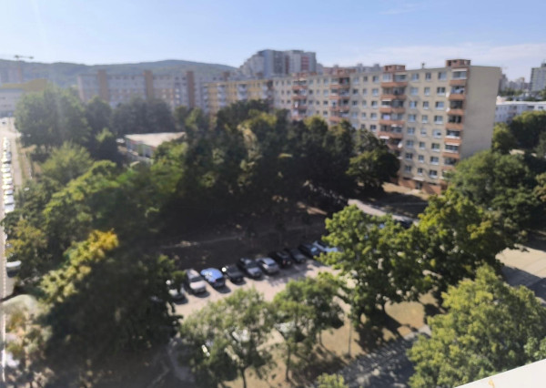 Areté real - Vám ponúka na predaj 3-izbový byt so zasklenou lodžiou a pekným výhľadom na okolitú zeleň
