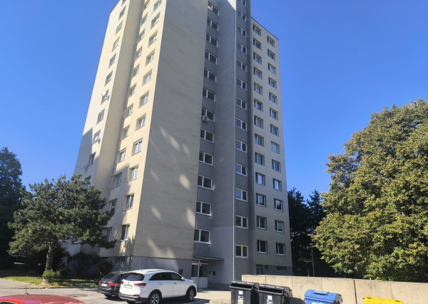 Areté real - Vám ponúka na predaj 3-izbový byt so zasklenou lodžiou a pekným výhľadom na okolitú zeleň