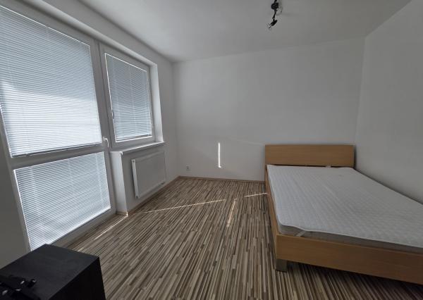 Areté real - Prenájom 1-izbového bytu s balkónom a pekným výhľadom, Svätoplukova ul., Pezinok