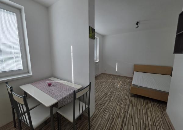 Areté real - Prenájom 1-izbového bytu s balkónom a pekným výhľadom, Svätoplukova ul., Pezinok