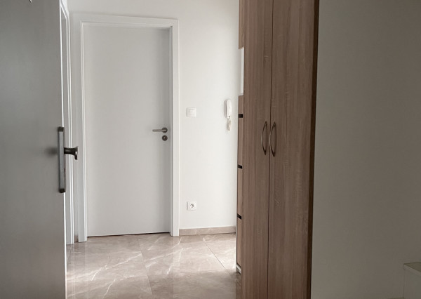 Veľký 2-izbový byt v novostavbe s terasou, predzáhradkou a parkovacím miestom