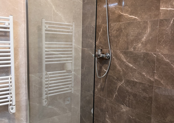 Veľký 2-izbový byt v novostavbe s terasou, predzáhradkou a parkovacím miestom