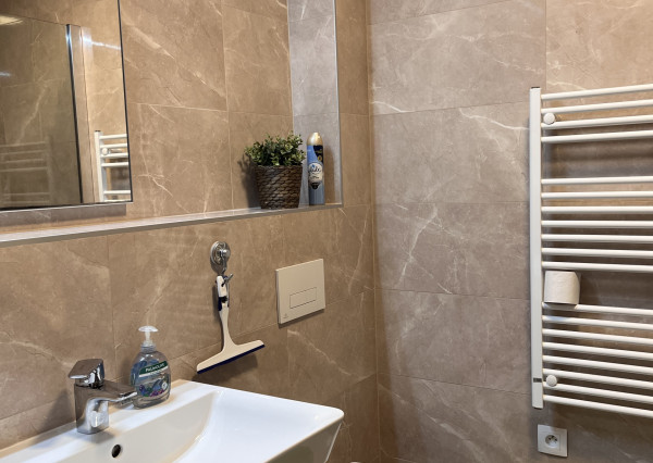 Veľký 2-izbový byt v novostavbe s terasou, predzáhradkou a parkovacím miestom