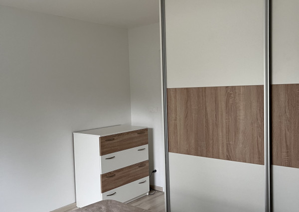 Veľký 2-izbový byt v novostavbe s terasou, predzáhradkou a parkovacím miestom