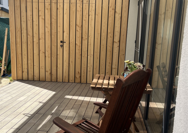 ARETÉ REAL- PRENÁJOM  KRÁSNEHO,KOMPLETNE ZARIADENÉHO 4 IZB.DOMU  V NOVOSTAVBE, 2 PARKOVACIE STÁTIA-VINOSADY