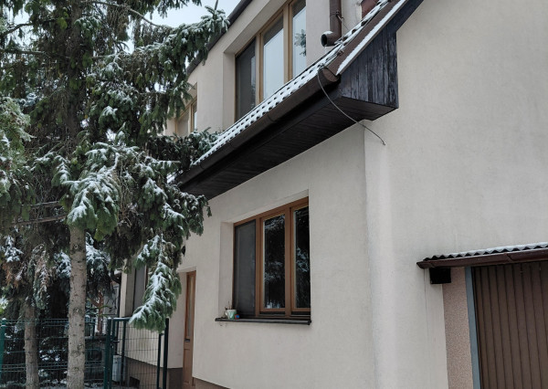 ARETÉ REAL- 4 izbový rodinný dom vo Svätom Jure, pekný, priestranný, s výmerou 139m2, Bratislavská ulica. Kúpou voľný.