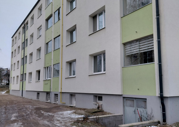 ARETÉ REAL-Ponúkame na predaj tehlový 2 izbový byt po rekonštrukcii, slnečný s loggiou, murovanou pivnicou v dedinke Šenkvice