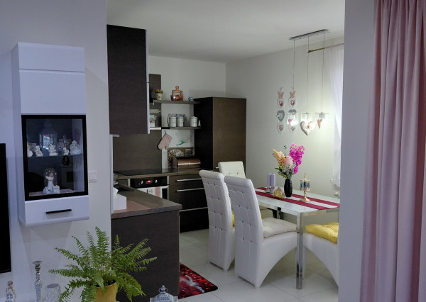 ARETÉ REAL- Predaj krásneho tehlového 2-izb bytu s veľkou výmerou, 2 loggie, murovaná pivnica, sídlisko Muškát v Pezinku