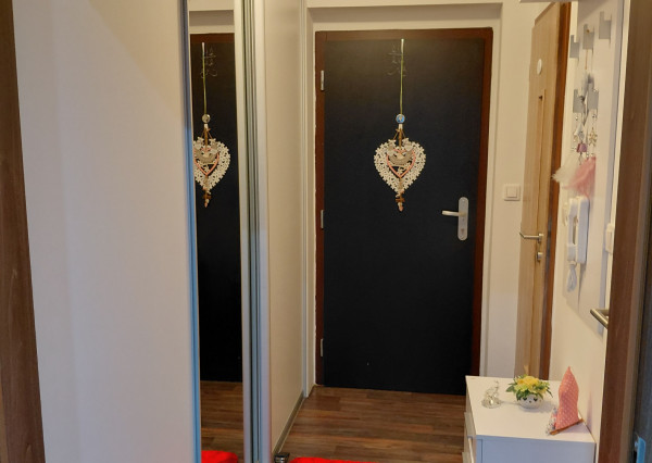 ARETÉ REAL- Predaj krásneho tehlového 2-izb bytu s veľkou výmerou, 2 loggie, murovaná pivnica, sídlisko Muškát v Pezinku