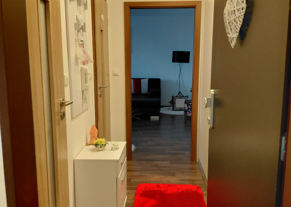 ARETÉ REAL- Predaj krásneho tehlového 2-izb bytu s veľkou výmerou, 2 loggie, murovaná pivnica, sídlisko Muškát v Pezinku