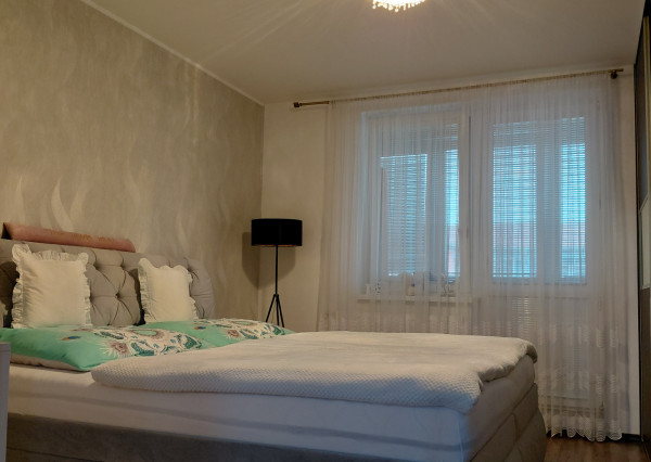 ARETÉ REAL- Predaj krásneho tehlového 2-izb bytu s veľkou výmerou, 2 loggie, murovaná pivnica, sídlisko Muškát v Pezinku