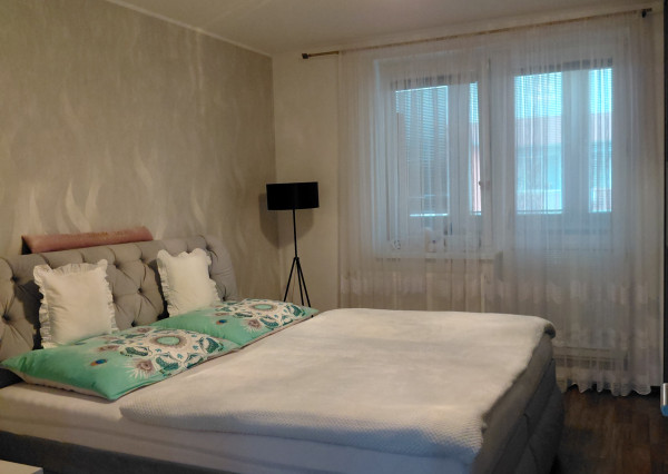 ARETÉ REAL- Predaj krásneho tehlového 2-izb bytu s veľkou výmerou, 2 loggie, murovaná pivnica, sídlisko Muškát v Pezinku