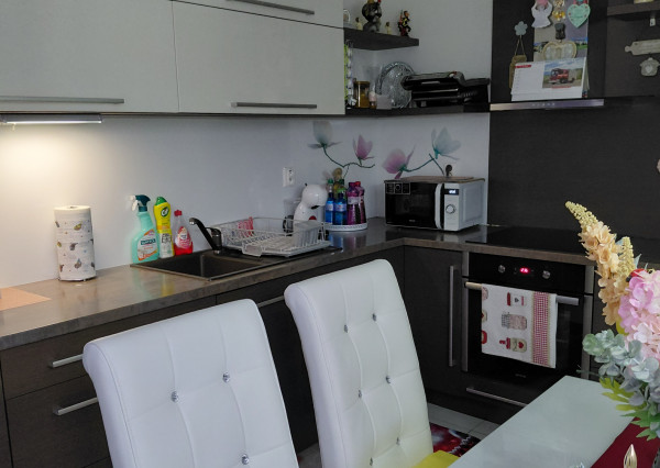 ARETÉ REAL- Predaj krásneho tehlového 2-izb bytu s veľkou výmerou, 2 loggie, murovaná pivnica, sídlisko Muškát v Pezinku