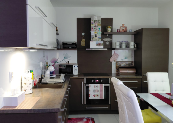 ARETÉ REAL- Predaj krásneho tehlového 2-izb bytu s veľkou výmerou, 2 loggie, murovaná pivnica, sídlisko Muškát v Pezinku