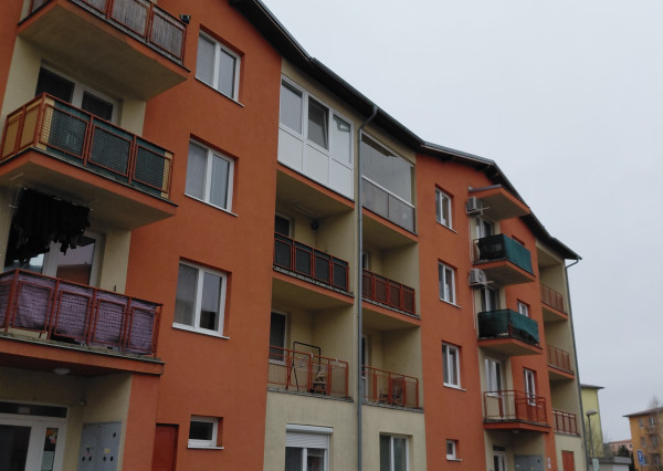 ARETÉ REAL- Predaj krásneho tehlového 2-izb bytu s veľkou výmerou, 2 loggie, murovaná pivnica, sídlisko Muškát v Pezinku