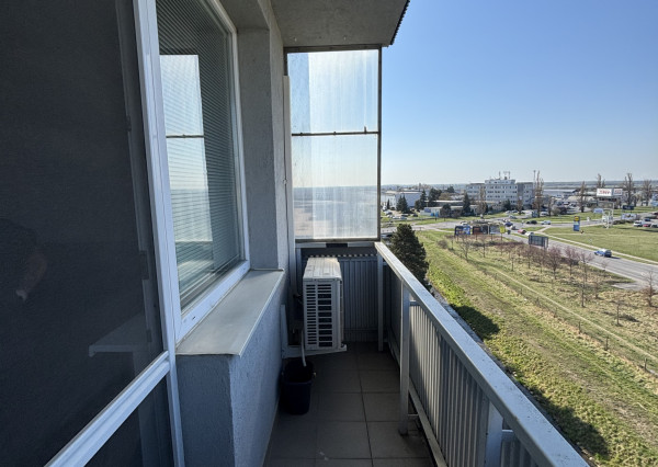 Areté Real - Areté Real - Predaj útulného, svetlého a kompletne zrekonštruovaného 3-izbového bytu s balkónom, loggiou s krásnym výhľadom na Malé Karpaty a okolie.