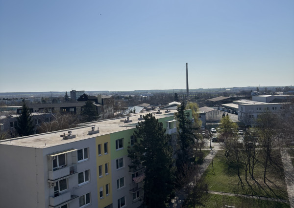 Areté Real - Areté Real - Predaj útulného, svetlého a kompletne zrekonštruovaného 3-izbového bytu s balkónom, loggiou s krásnym výhľadom na Malé Karpaty a okolie.