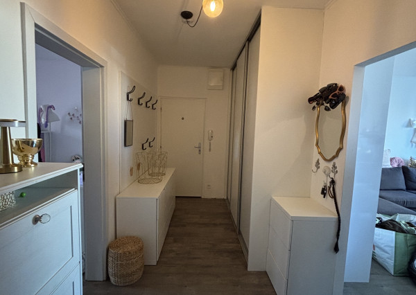 ARETÉ REAL - Predaj, svetlého, priestranného, kompletne zrekonštruovaného 3-izbového bytu s loggiou a pivnicou vo výbornej lokalite.