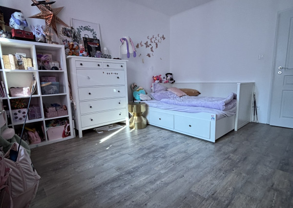 ARETÉ REAL - Predaj, svetlého, priestranného, kompletne zrekonštruovaného 3-izbového bytu s loggiou a pivnicou vo výbornej lokalite.