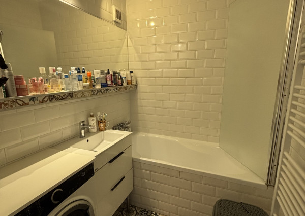 ARETÉ REAL - Predaj, svetlého, priestranného, kompletne zrekonštruovaného 3-izbového bytu s loggiou a pivnicou vo výbornej lokalite.