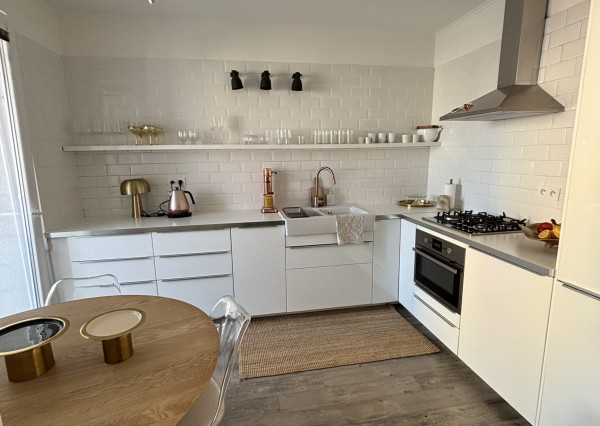 ARETÉ REAL - Predaj, svetlého, priestranného, kompletne zrekonštruovaného 3-izbového bytu s loggiou a pivnicou vo výbornej lokalite.