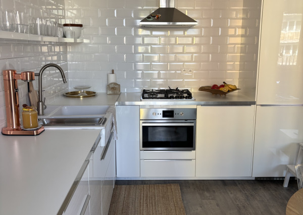 ARETÉ REAL - Predaj, svetlého, priestranného, kompletne zrekonštruovaného 3-izbového bytu s loggiou a pivnicou vo výbornej lokalite.