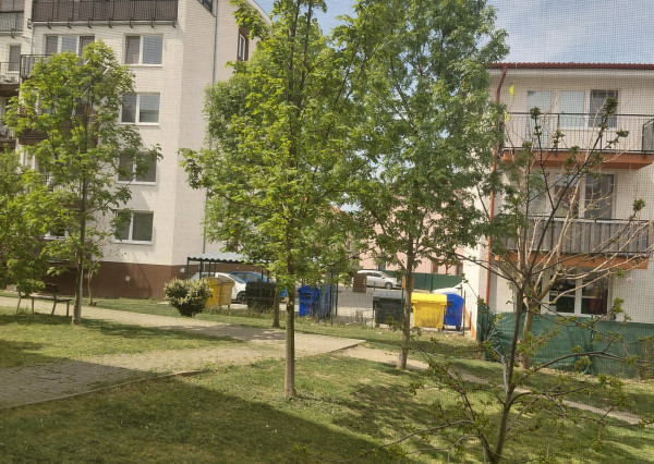 ARETÉ REAL- PONÚKAME NA PREDAJ PRIESTRANNÝ, SLNEČNÝ 3 IZB.BYT S VEĽKOU TERASOU, VNÚTORNÝM  PARKOVACÍM STÁTÍM, KOMOROU, V MALEBNEJ DEDINKE SLOVENSKÝ GROB